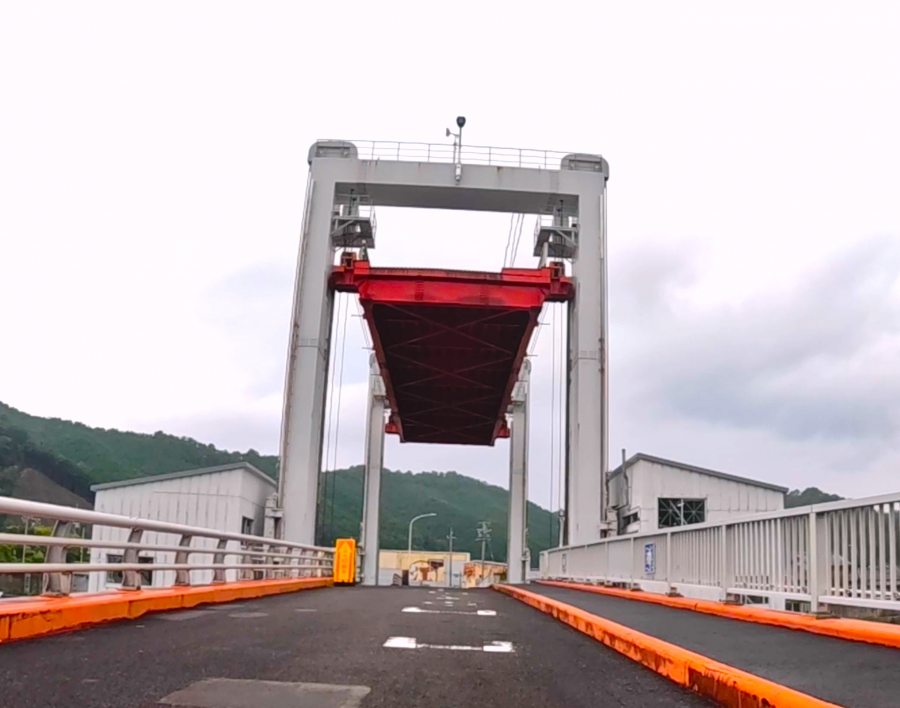 昇降橋を通る船