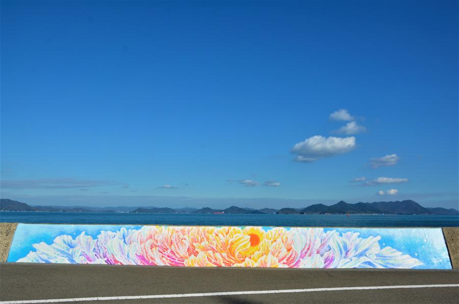 防波堤アート「天（そら）の花」